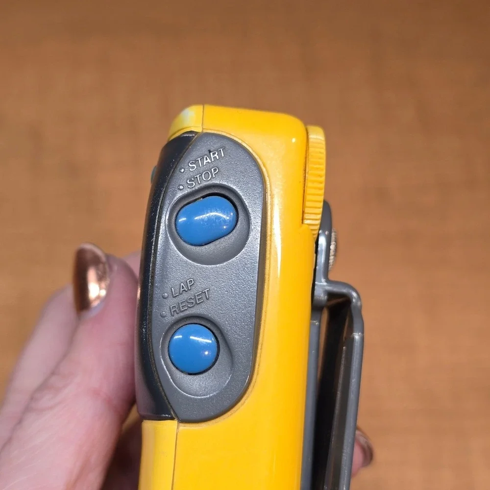 Vintage SONY Walkman Sports FM/AM Radio Yellow SRF-M70 with Belt‎ WORKING!